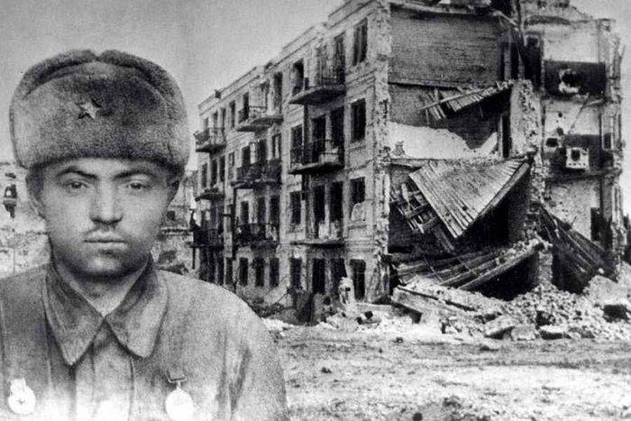 4 октября 1917 года в деревне Крестовая (ныне Новгородская область) в крестьянской семье родился Герой Советского Союза Яков Федотович Павлов, чье имя стало символом стойкости и мужества во время Сталинградской битвы.