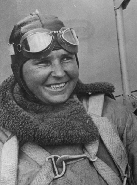 8 октября 1907 года родилась советская летчица Осипенко Полина Денисовна
