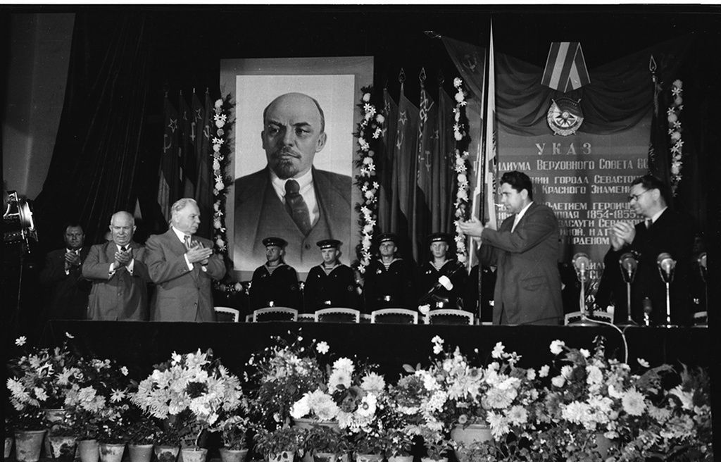 13 октября 1955 года в Севастополе состоялись торжества по вручению городу Ордена Красного Знамени.