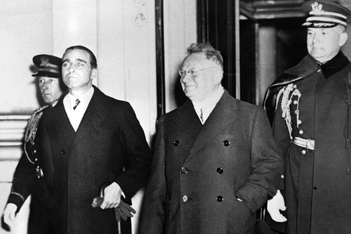 16 ноября 1933 года установлены дипломатические отношения между СССР и США