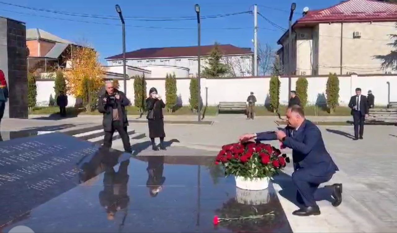 Церемония возложения цветов и венков к Мемориалу павшим защитникам Отечества, посвященная Дню мужества и народного единства, прошла в Цхинвале.