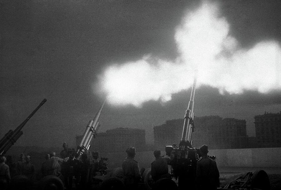5 августа 1943 года в Москве был произведён первый победный салют во время Великой Отечественной войны