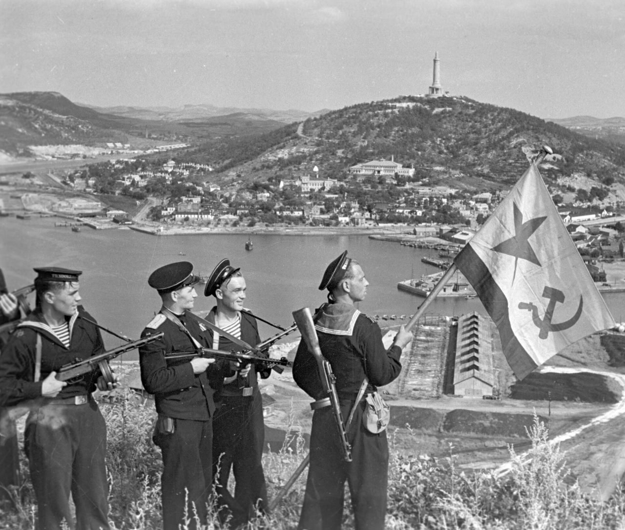 8 августа 1945 года СССР объявил войну Японии и начал вводить войска в Маньчжурию