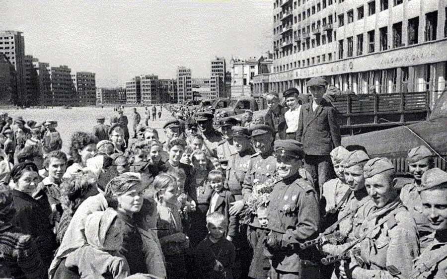 23 августа 1943 года Красная армия освободила центральную часть Харькова от немецко-фашистских захватчиков 