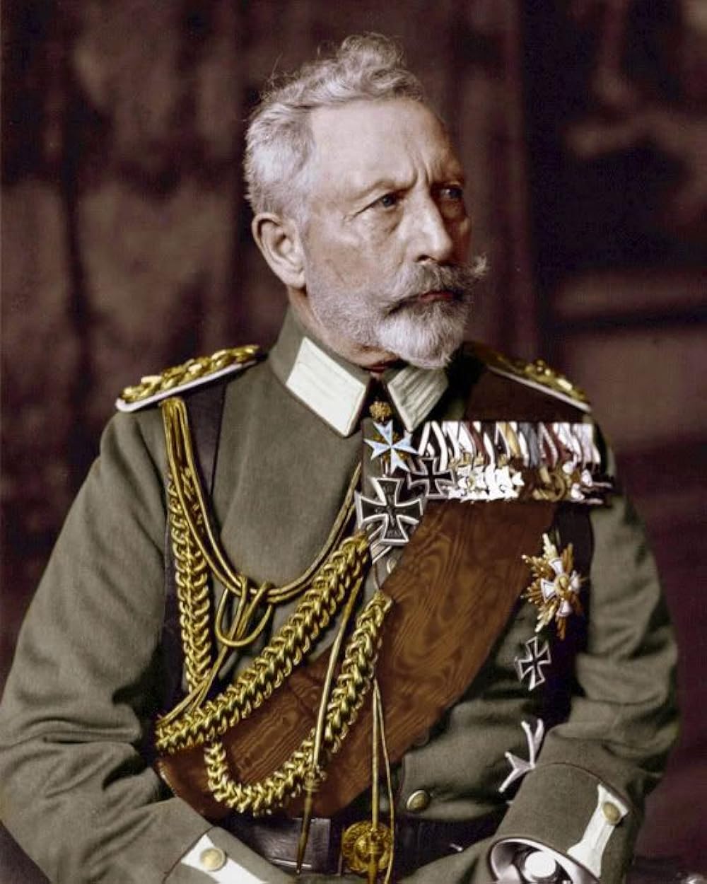 9 ноября 1918 года последний император Германской империи и король Пруссии Вильгельм II отрекся от трона. Причиной отказа от власти явился кризис кайзеровского режима, вызванный с одной стороны поражением в Первой мировой войне, с другой социальной напряженностью и экономическим упадком в стране.