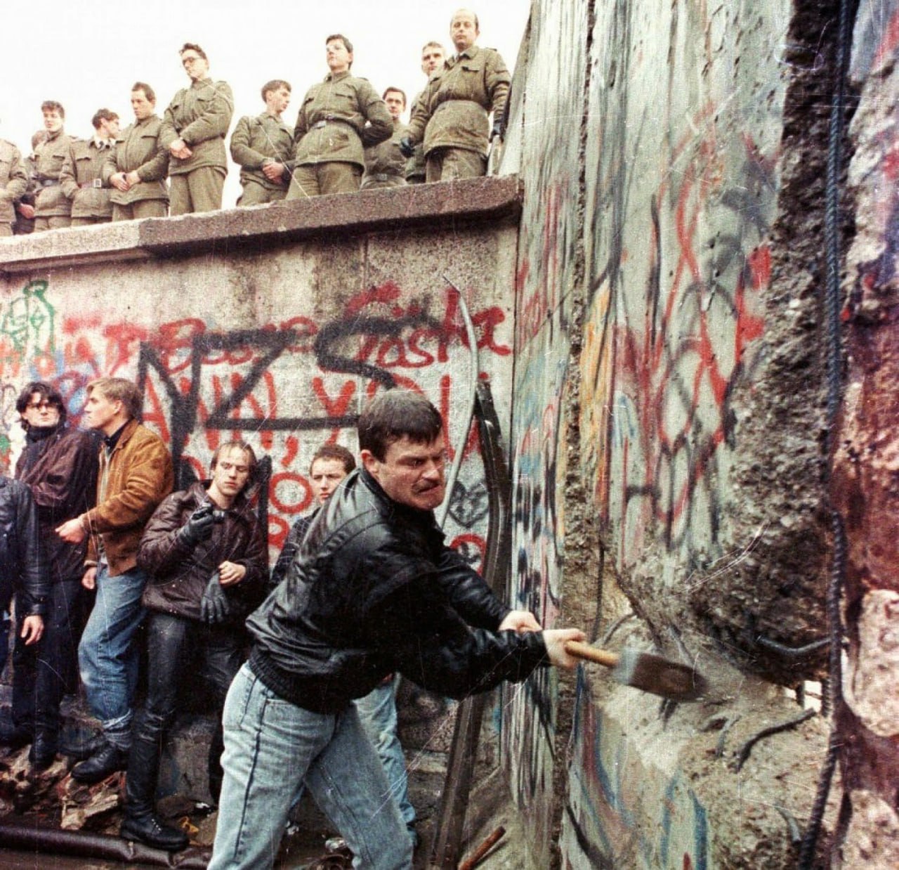 9 ноября 1989 года произошло падение Берлинской стены - одного из самых известных символов «холодной войны», и запущен процесс воссоединения Восточной и Западной Германии.