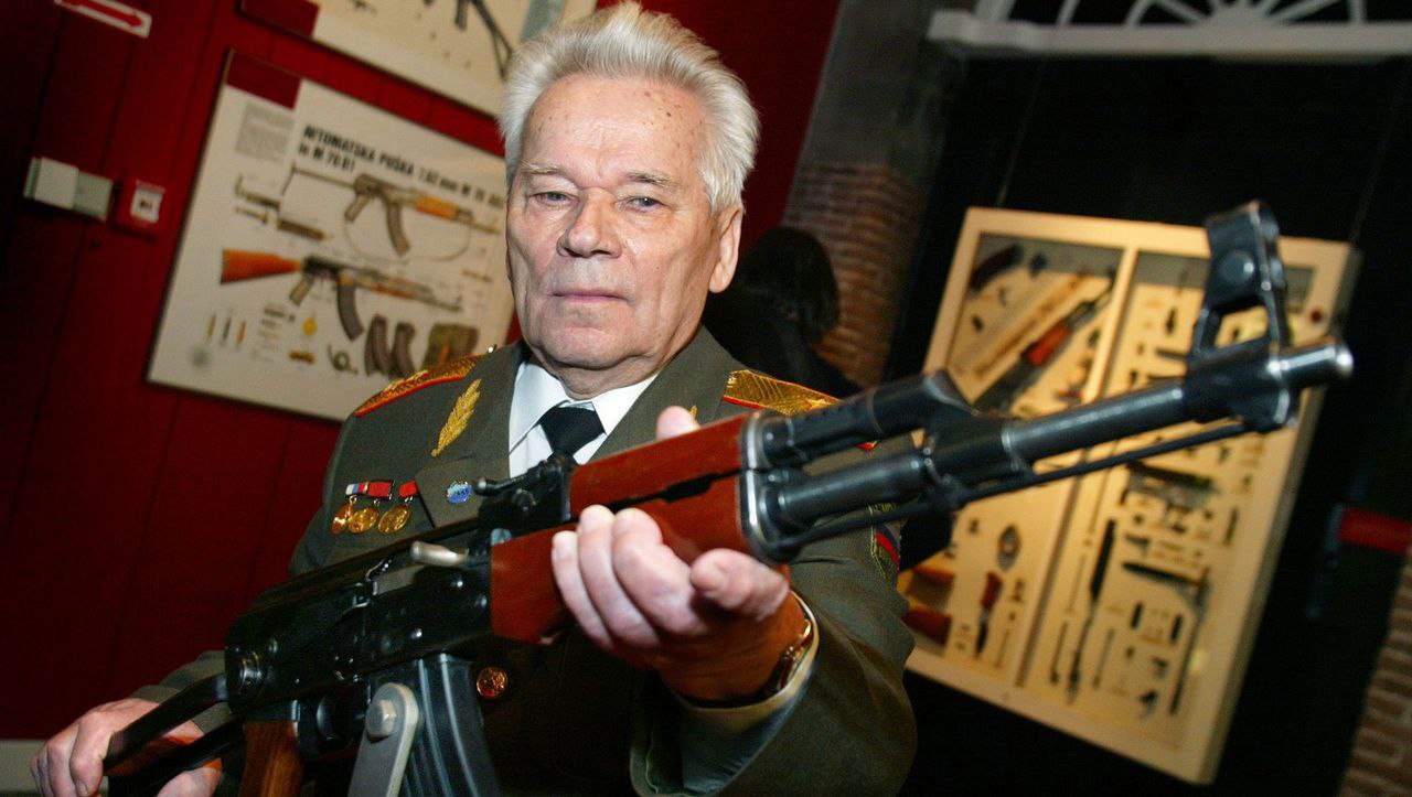 10 ноября 1919 года родился советский и российский конструктор стрелкового оружия генерал-лейтенант, Михаил Тимофеевич Калашников.