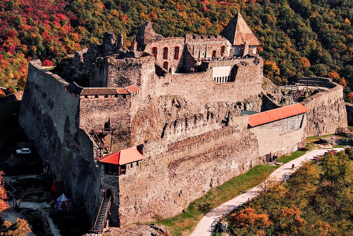 12 ноября 1335 года в Вышеграде состоялась встреча правителей Венгрии, Польши и Чехии. Это событие рассматривается как создание первого военно-гомолитического союза в Центральной Европе.