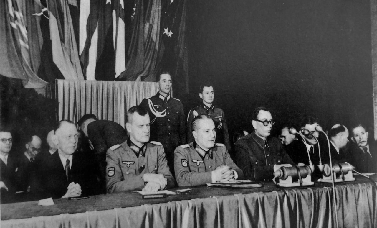 14 ноября  1944 года перешедший на сторону Германии генерал Красной Армии А.Власов, обнародует манифест Комитета освобождения народов России и избирается председателем этого комитета.