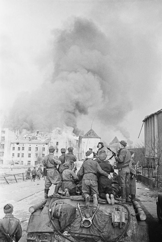 Советские солдаты на танке ИС-2