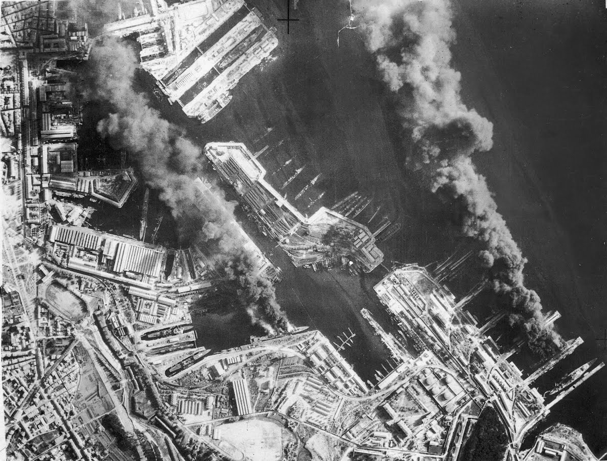 27 ноября 1942 года французский режим Виши затопил свой флот в Тулоне. 