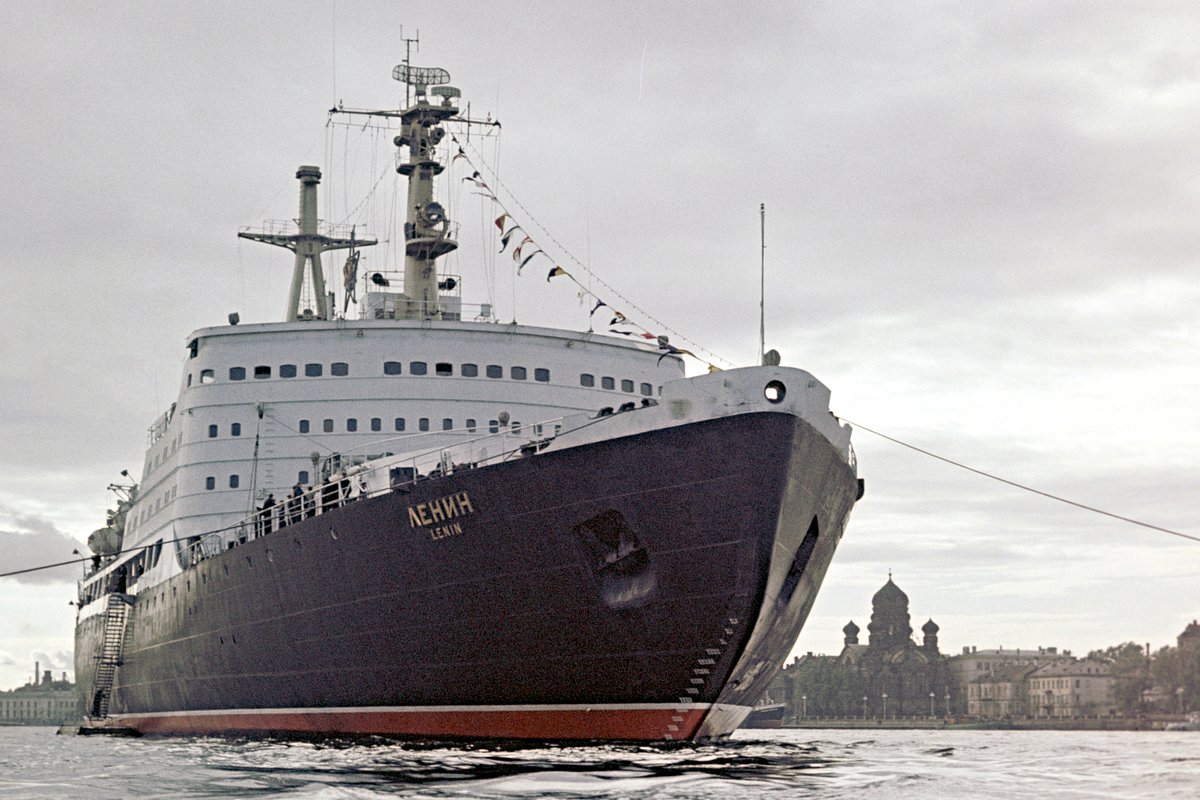 5 декабря 1957 года в Ленинграде спущен на воду атомный ледокол «Ленин».