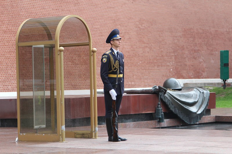 12 декабря 1997 года установлен постоянный пост почетного караула у Вечного огня на могиле Неизвестного солдата в Москве