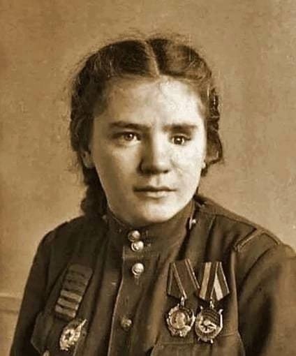 Зина Смирнова - храбрая молодая девушка, которая во время Великой Отечественной войны спасла 600 раненных солдат.