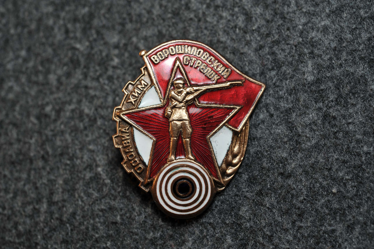 29 декабря 1932 года в СССР установлено почетное звание «Ворошиловский стрелок» 1-й и 2-й степеней 