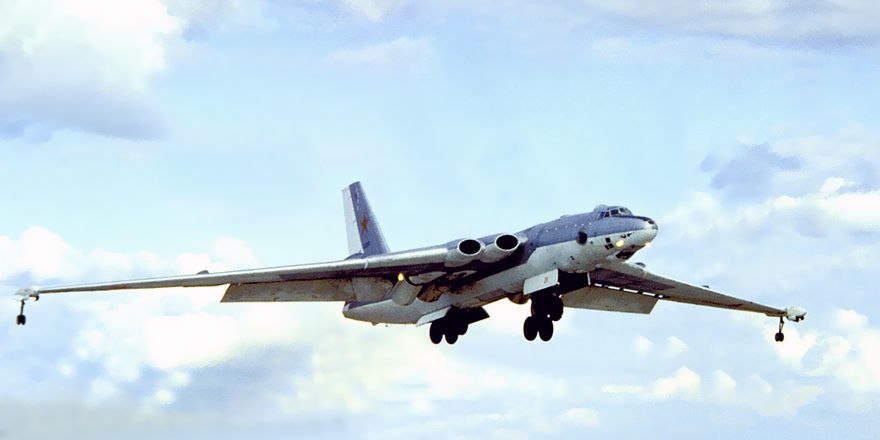 20 января 1953 года состоялся первый полёт стратегического межконтинентального реактивного бомбардировщика М-4