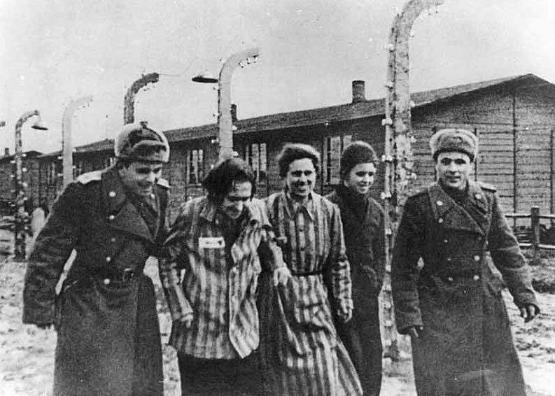 🗓 27 января 1945 года советские войска освободили узников нацистского лагеря Освенцим (Аушвиц), где были убиты и замучены около 1 млн. человек