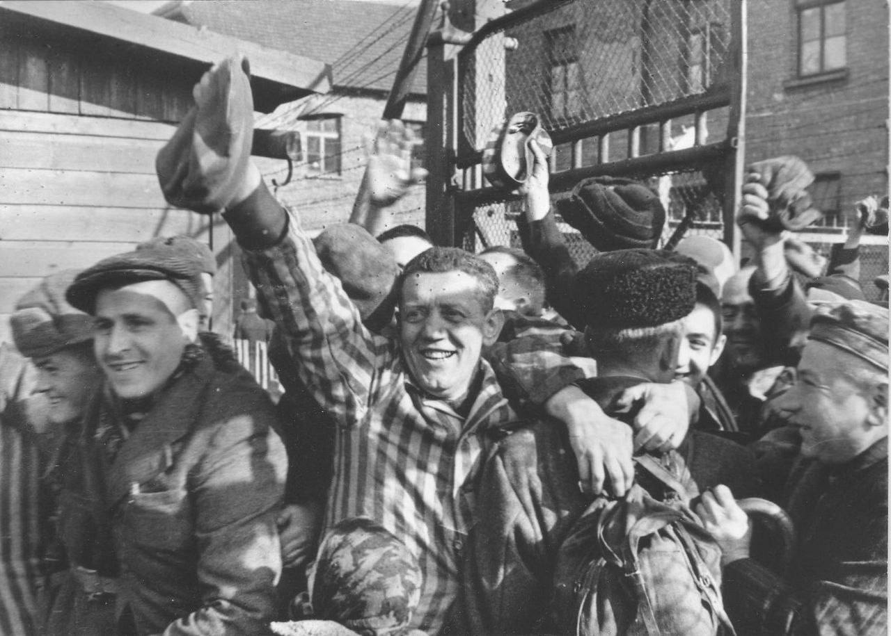 🗓 27 января 1945 года советские войска освободили узников нацистского лагеря Освенцим (Аушвиц), где были убиты и замучены около 1 млн. человек