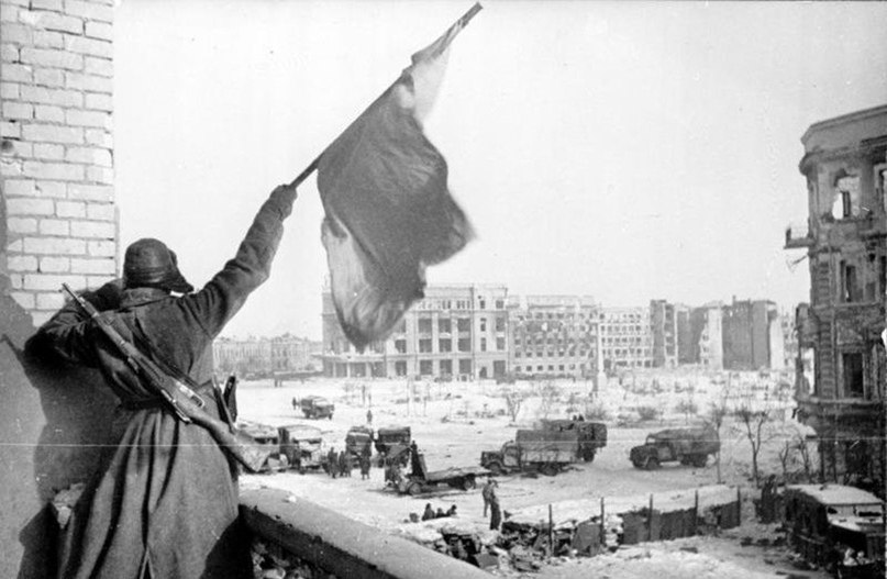 31 января 1943 года. Сталинград. Красный флаг над площадью Павших борцов. 