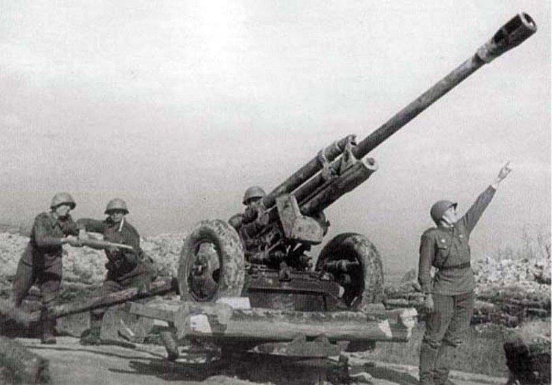 12 февраля 1942 года постановлением ГКО на вооружение принята 76-мм дивизионная пушка ЗИС-3, разработанная коллективом под руководством В.Г.Грабина