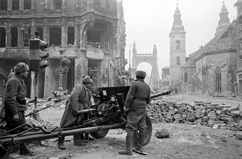 13 февраля 1945 года день освобождения советскими войсками горд Будапешт. 