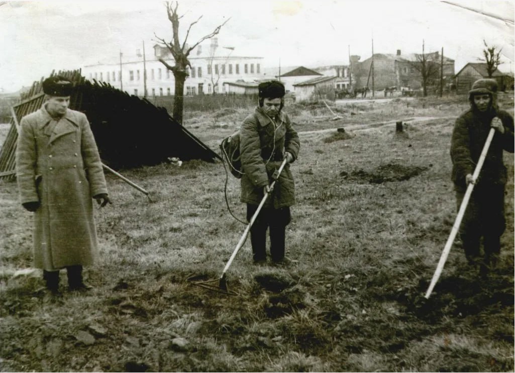 19 февраля 1944 года Государственный комитет обороны принял постановление «О привлечении организаций ОСОАВИАХИМа к работам по разминированию и сбору трофейного и отечественного имущества в районах, освобожденных от немецкой оккупации» 