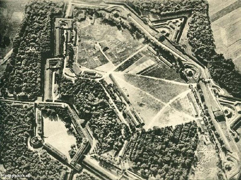 23 февраля 1945 года войска 1-го Белорусского фронта после месячной осады и упорных боев штурмом взяли городом-крепость Познань