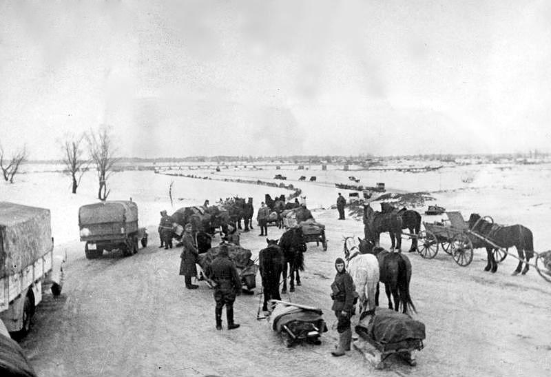 24 февраля 1942 года Красная Армия взяла немецкие войска в первый крупный котел за время ВОВ.