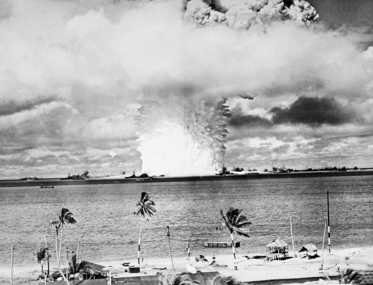 1 марта 1954 года США произвели взрыв водородной бомбы на атолле Бикини 