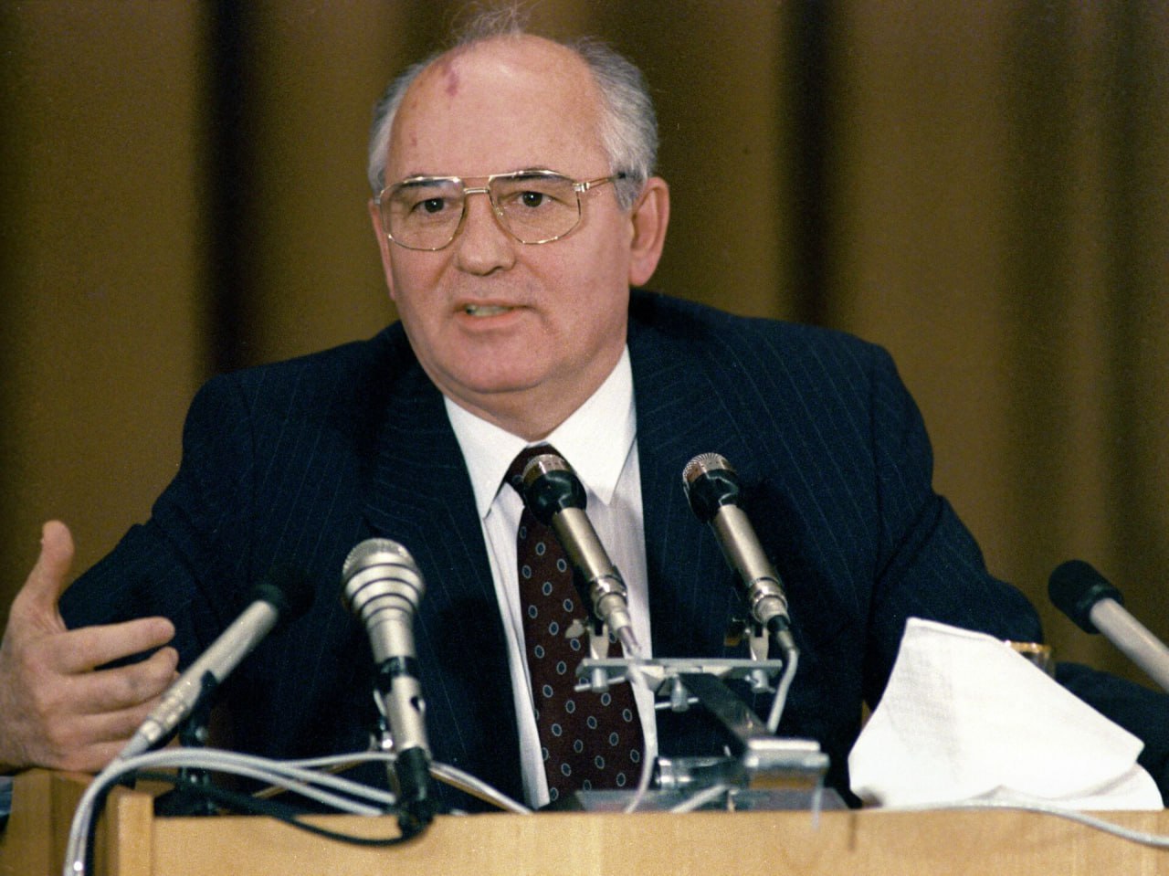 11 марта 1985 года на внеочередном Пленуме ЦК КПСС Михаил Сергеевич Горбачёв был избран Генеральным секретарём ЦК КПСС (1985-1991)