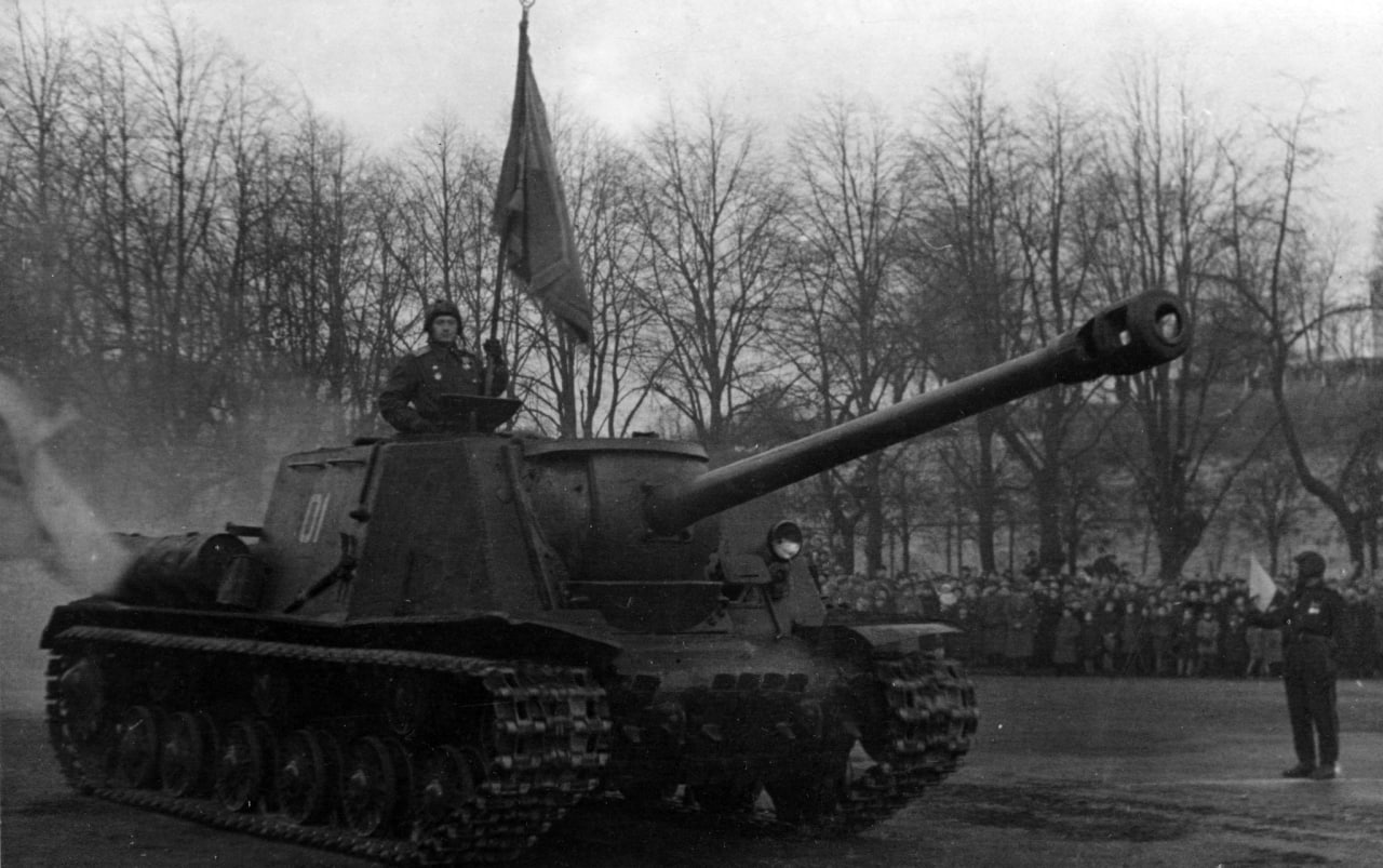 12 марта 1944 года принята  на вооружение Рабоче-Крестьянской Красной Армии самоходная артиллерийская установка ИСУ-122