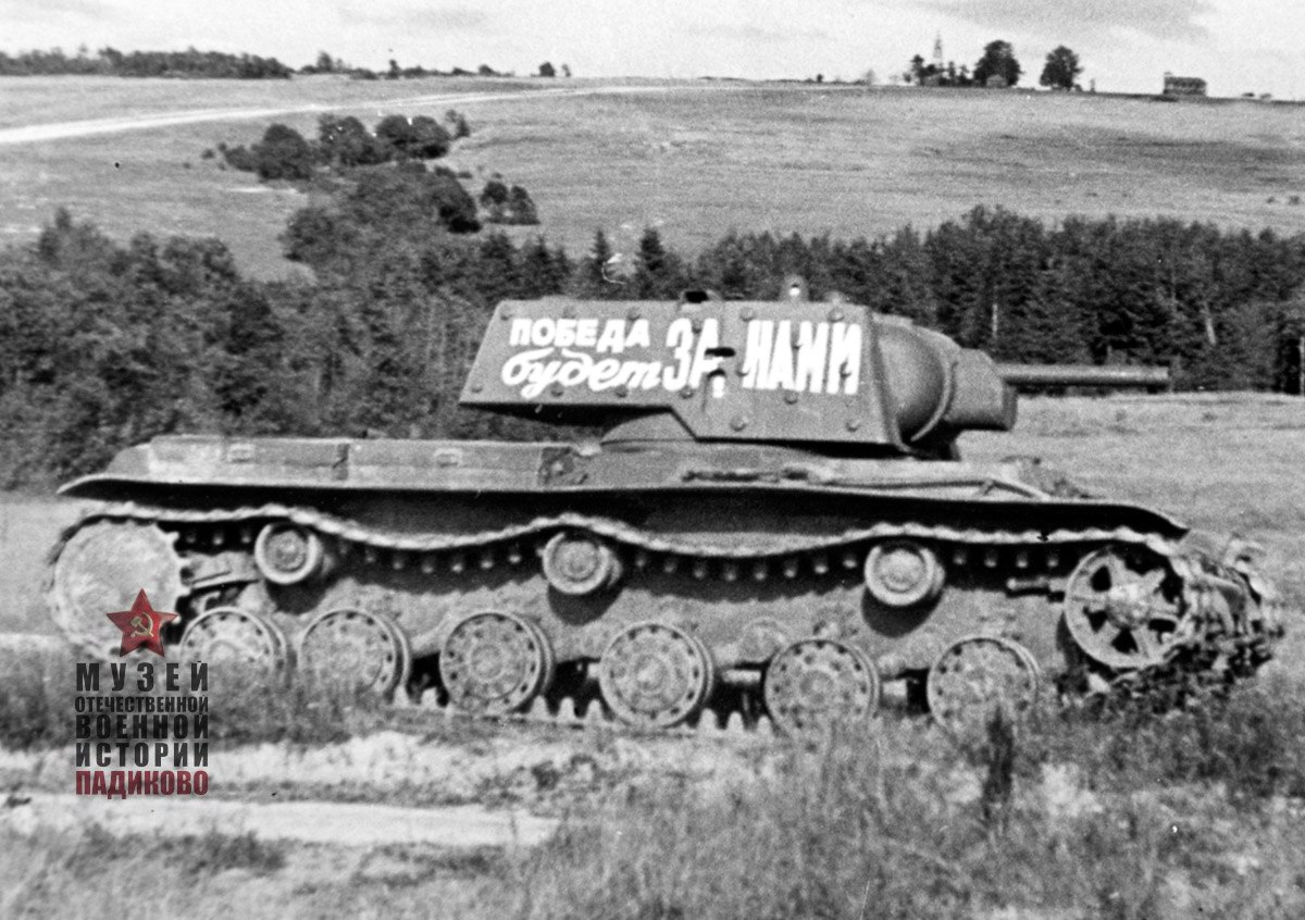 15 марта 1941 года было подписано постановление Совета народных комиссаров СССР и ЦК ВКП (б) № 548-232 сс. Согласно ему, к 1 мая требовалось изготовить по 2 опытных образца экранированных тяжелых танков КВ-1 и КВ-2. Работы по данной теме инициировали в связи с появившейся информацией о наличии у немецкой армии новых тяжелых танков. За счет экранов толщина брони танков увеличивалась до 90 мм.