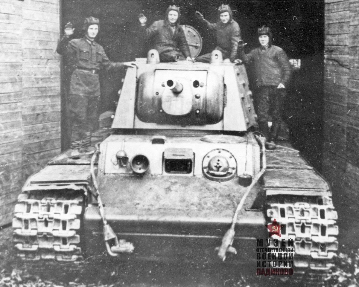 15 марта 1941 года было подписано постановление Совета народных комиссаров СССР и ЦК ВКП (б) № 548-232 сс. Согласно ему, к 1 мая требовалось изготовить по 2 опытных образца экранированных тяжелых танков КВ-1 и КВ-2. Работы по данной теме инициировали в связи с появившейся информацией о наличии у немецкой армии новых тяжелых танков. За счет экранов толщина брони танков увеличивалась до 90 мм.