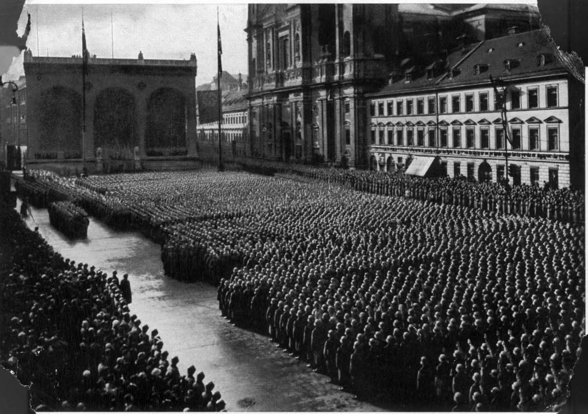 16 марта 1935 года в нацистской Германии вновь образованы вооруженные силы и введена всеобщая воинская повинность