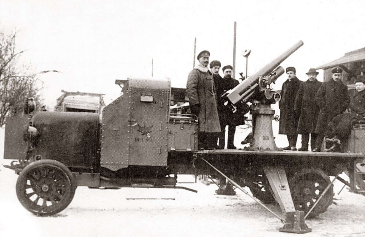 18 марта 1915 года сформирована первая в истории русской армии специальная автомобильная батарея для стрельбы по воздушным целям