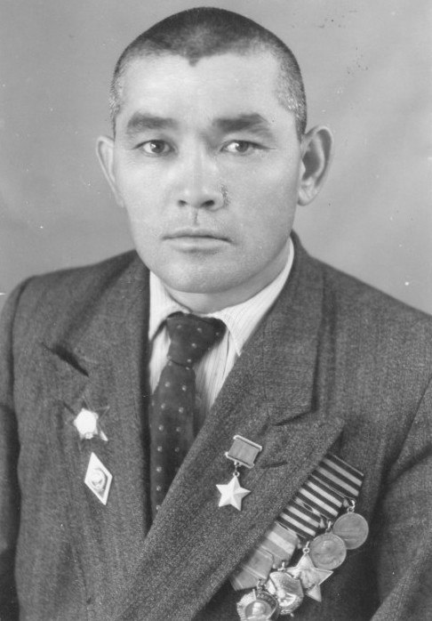 24 марта 1945 года Указом Президиума Верховного Совета СССР за образцовое выполнение боевых заданий командования на фронте борьбы с немецко-фашистскими захватчиками и проявленные при этом мужество и героизм сержанту Аширову Сейткасиму присвоено звание Героя Советского Союза 