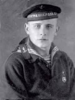 25 марта 1942 года совершил свой подвиг Герой Советского Союза Иван Карпович Голубец. С первых дней обороны Севастополя катер, на котором служил Иван Голубец, нес охрану выходов из Стрелецкой бухты. К концу марта 1942 года Севастополь уже пять месяцев героически сражался в глубоком тылу врага.   В  момент очередного артиллерийского обстрела со стороны гитлеровцев возник пожар в моторных отсеках сторожевого катера, на котором в этот момент находились 8 больших и 22 малых глубинных бомбы. Возникла угроза мощного взрыва, в результате которого весь флот, находившейся в бухте, мог быть уничтожен.  Иван бросился на горевший катер и вступил в борьбу с огнём. Поняв, что потушить пожар ему не удастся, стал сбрасывать за борт глубинные бомбы. Он оставался на катере, пока не произошёл взрыв. Жертвуя собой, Иван Голубец спас десятки человеческих жизней и боевые катера. И.К.Голубец навечно зачислен в списки личного состава воинской части. Одна из улиц Севастополя носит его имя.