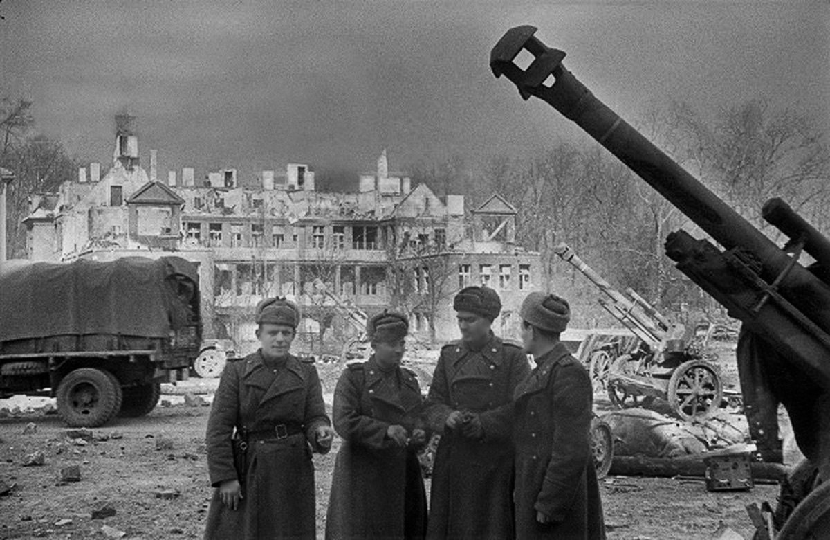 9 апреля 1945 года советские войска завершили штурм города Кенигсберг (Калининград).