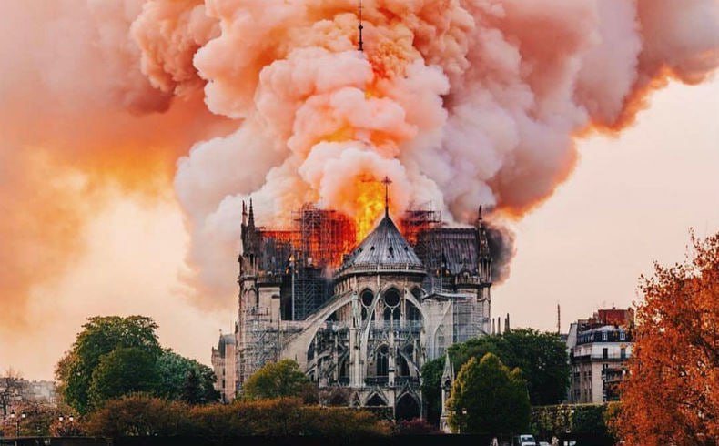 __15 апреля 2019__ года __ начался__ пожар в Нотр-Дам де Пари