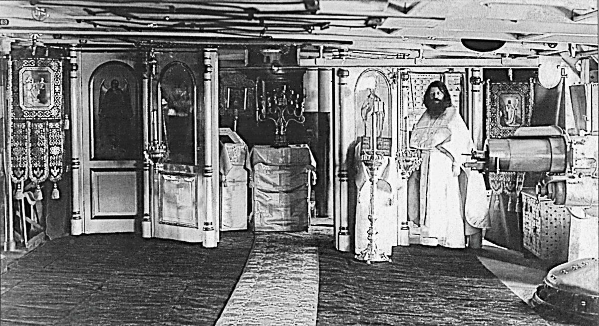 19 апреля 1719 года Указом Петра I предписывалось: «в корабельном флоте на каждом корабле иметь по одному иеромонаху, которых брать из Александро-Невского монастыря».