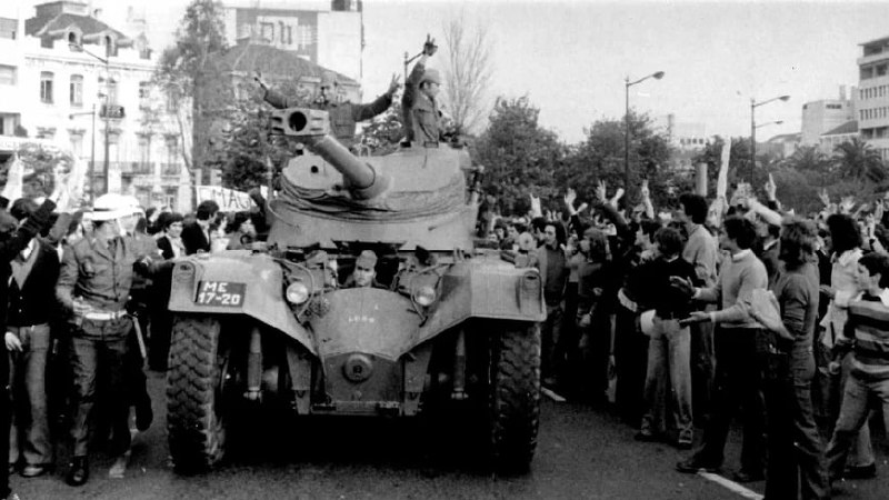 📎25 апреля 1974 года, произошел последний госпереворот в Западной Европе — португальская «революция гвоздик», которая положила конец правившему с 1932 года режиму.