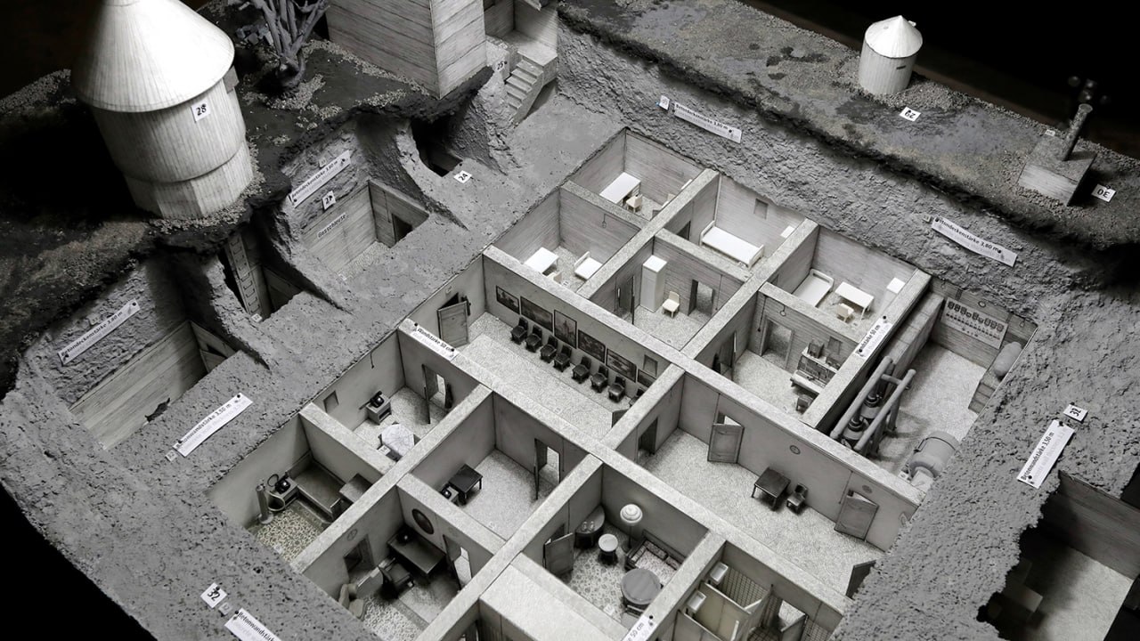 30 апреля 1945 года Адольф Гитлер совершил самоубийство