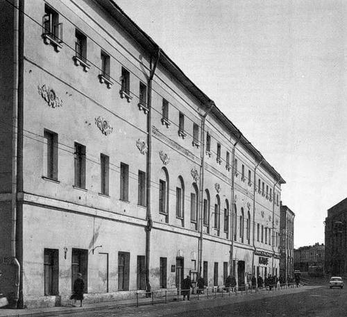 🏫2 мая 1703 года, в Москве лютеранский пастор Эрнст Глюк основал первую в России гимназию