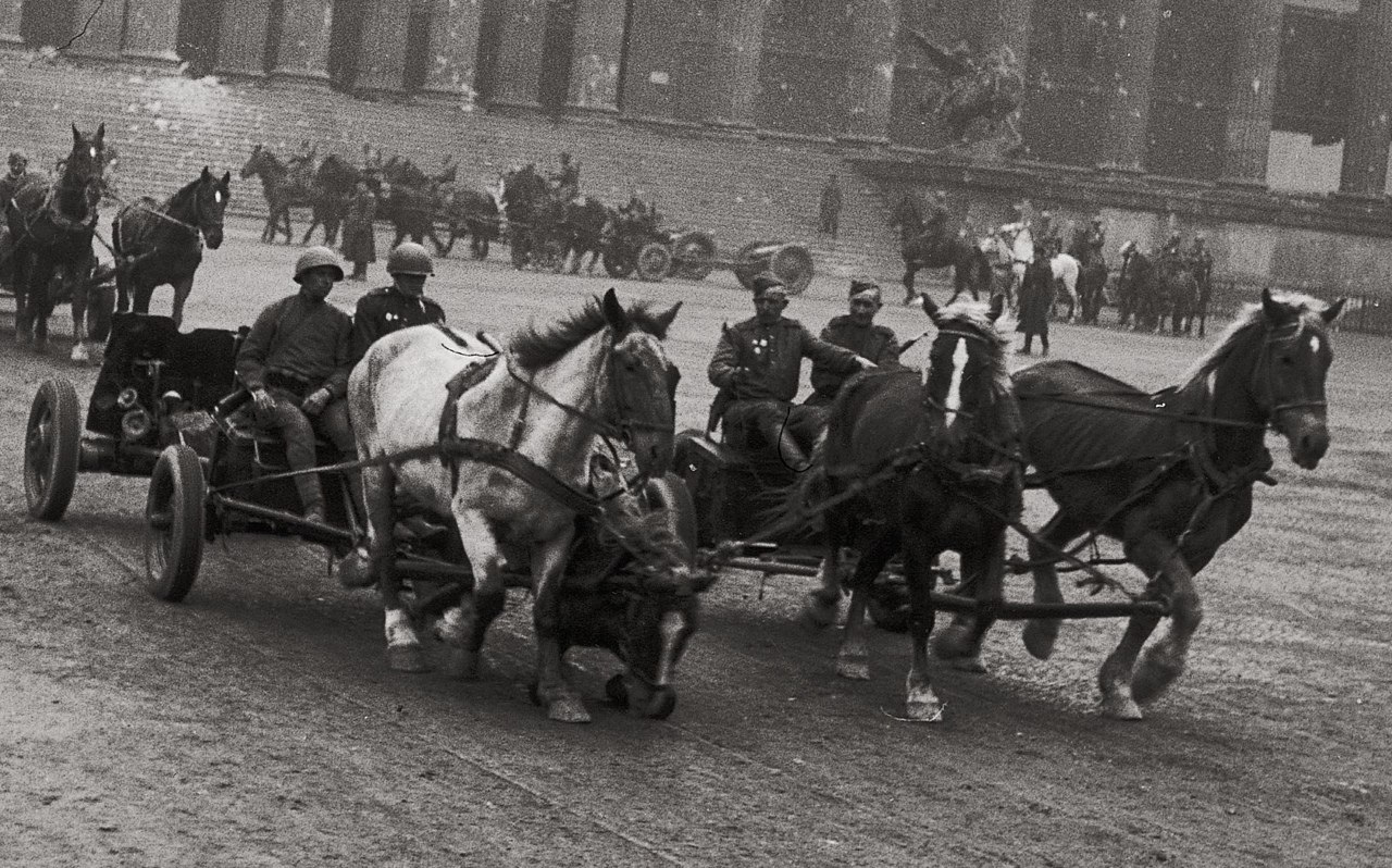 4 мая 1945года. Парад частей советской 5-й ударной армии в парке Люсгартен в Берлине
