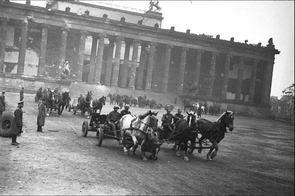 4 мая 1945года. Парад частей советской 5-й ударной армии в парке Люсгартен в Берлине