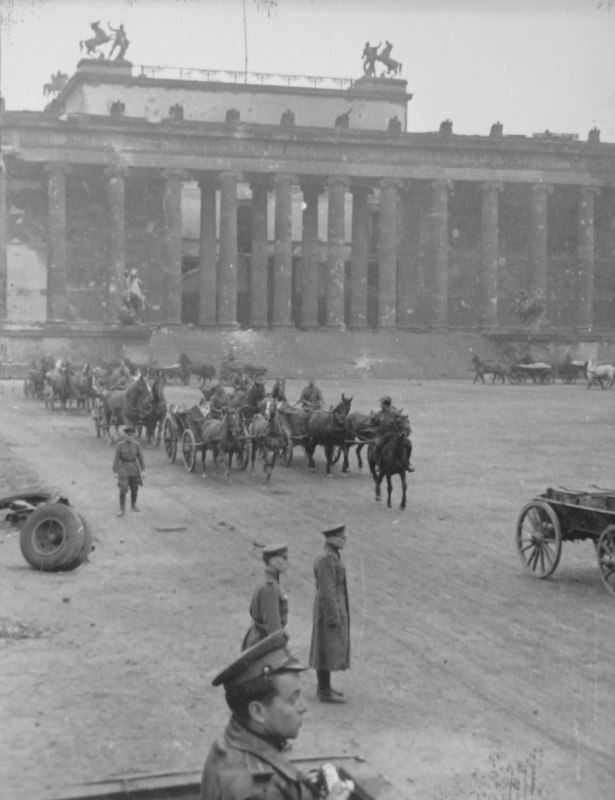 4 мая 1945года. Парад частей советской 5-й ударной армии в парке Люсгартен в Берлине