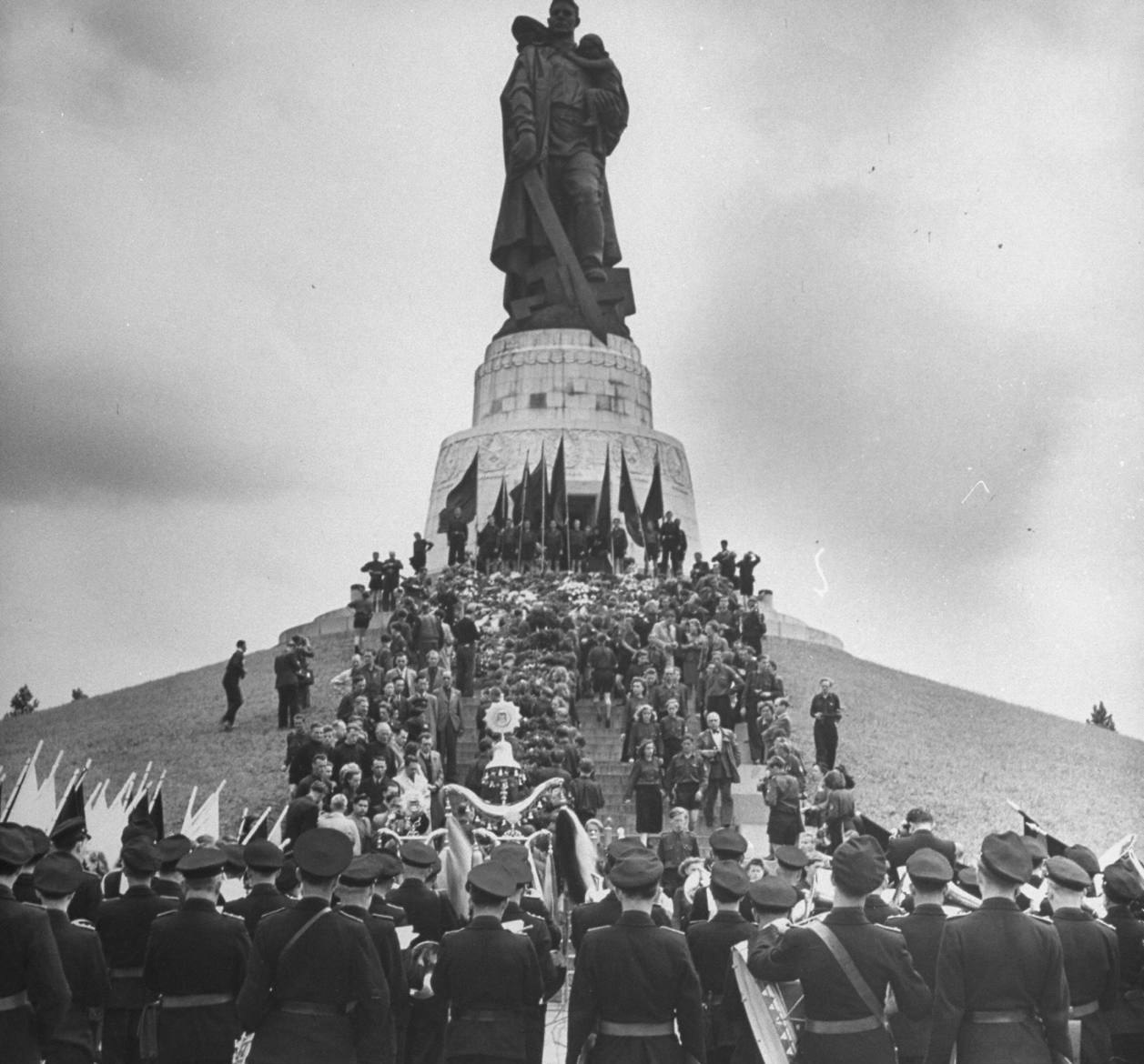 8 мая 1949 года в Берлине установлен мемориал воинам Советской Армии, павшим в боях с фашизмом