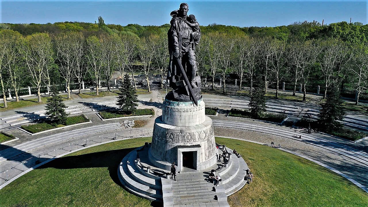 8 мая 1949 года в Берлине установлен мемориал воинам Советской Армии, павшим в боях с фашизмом