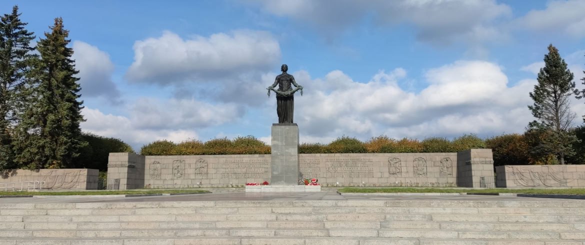 9 мая 1960 года состоялось торжественное открытие мемориала в память жертв блокады Ленинграда на Пискаревском мемориальном кладбище