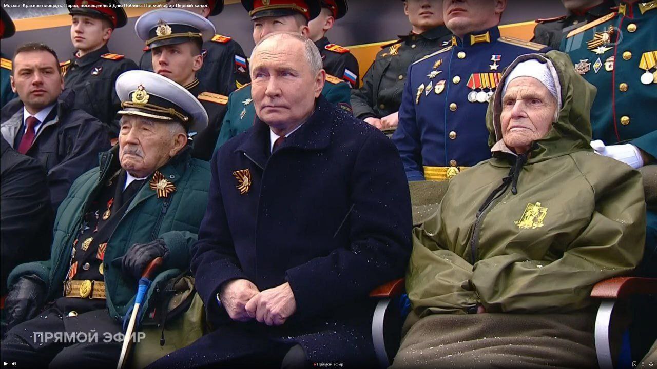 На параде на Красной площади на трибуне по левую руку от Президента — житель Орехово-Зуевского округа, ветеран Великой Отечественной войны, снайпер Александра Алёшина. В этом году ей исполнилось 100 лет!